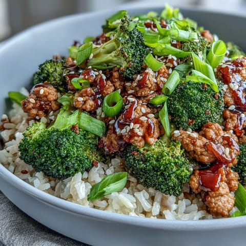 Tender turkey simmers in a fiery honey-sriracha glaze, mingling with garlic and ginger aromas. Steamed broccoli and nutty brown rice soak up the sweet-spicy sauce, then are crowned with crisp green onion and sesame seeds.